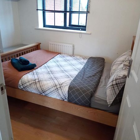 Villa Beautiful 2-Bed House In Bolton With Free Parking Exterior foto