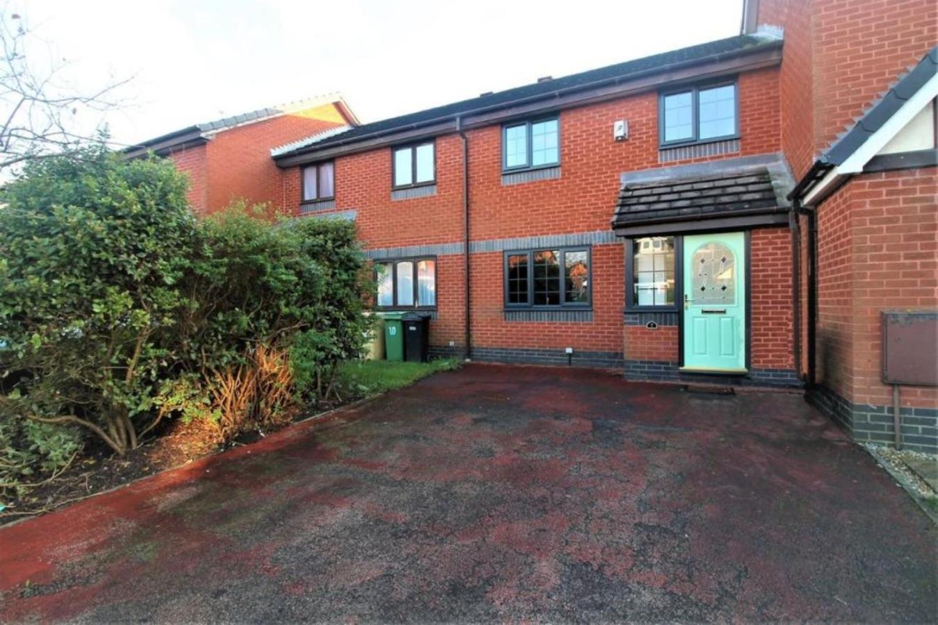 Villa Beautiful 2-Bed House In Bolton With Free Parking Exterior foto