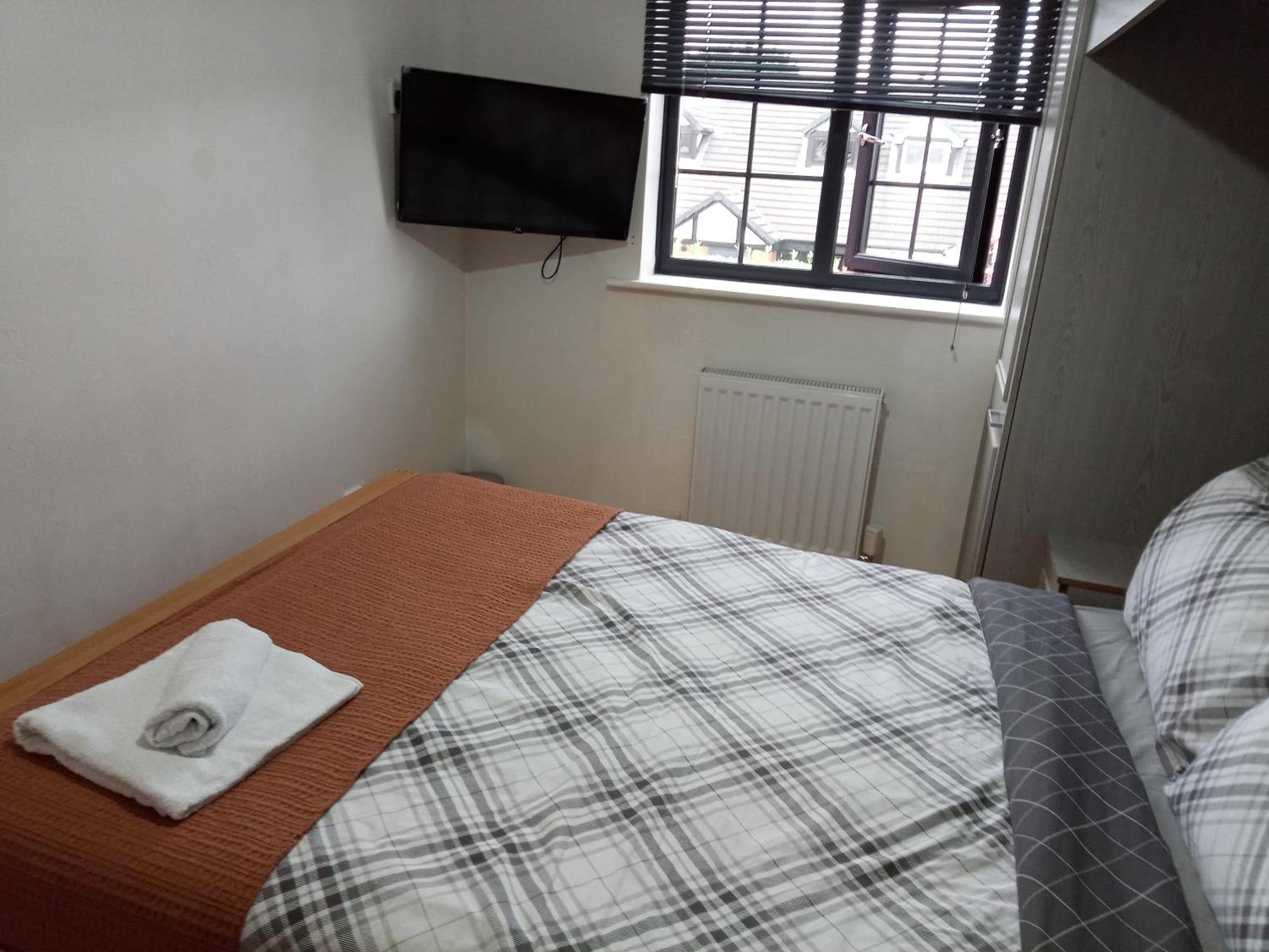Villa Beautiful 2-Bed House In Bolton With Free Parking Exterior foto