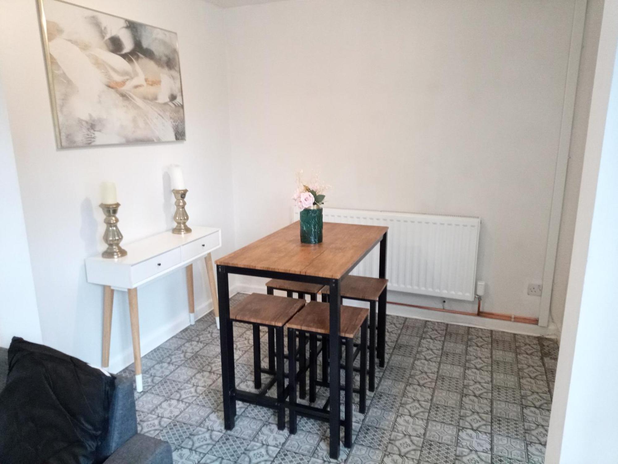 Villa Beautiful 2-Bed House In Bolton With Free Parking Exterior foto